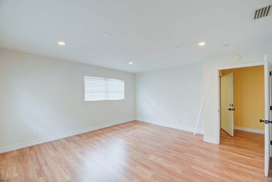 More Photos Of 359 10th St, West Palm Beach Storefront Retail Office For Lease