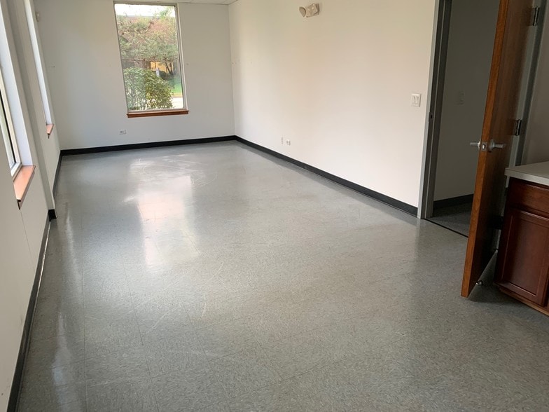 More Photos Of 1472 St Paul Ave, Gurnee Warehouse For Lease