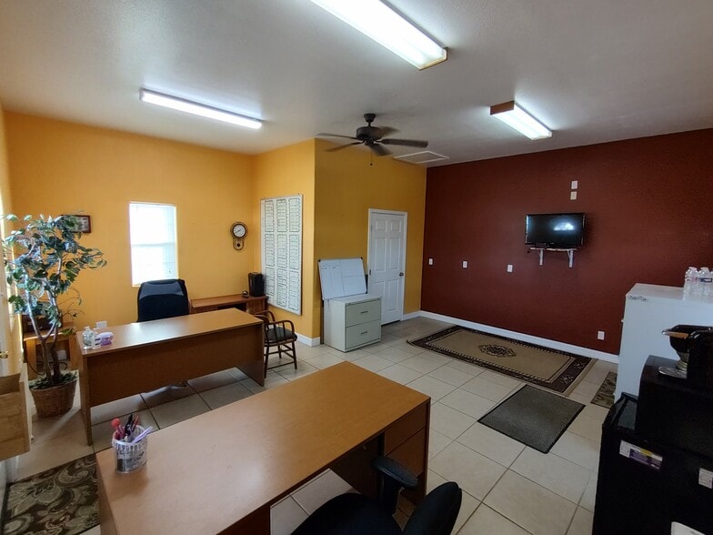 More Photos Of 4101 N Saint Marys St, Beeville Self Storage For Lease