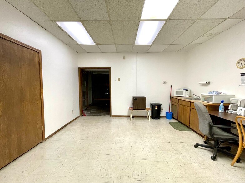 More Photos Of 914-920 S 4th St, Chickasha Storefront Retail Office For Sale