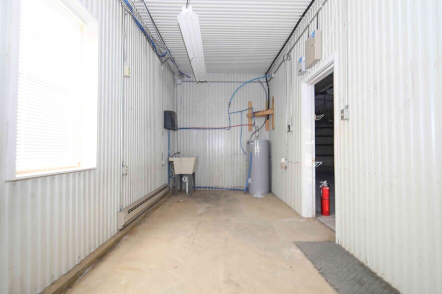 More Photos Of 62240 Bailey Rd, Barnesville Warehouse For Lease