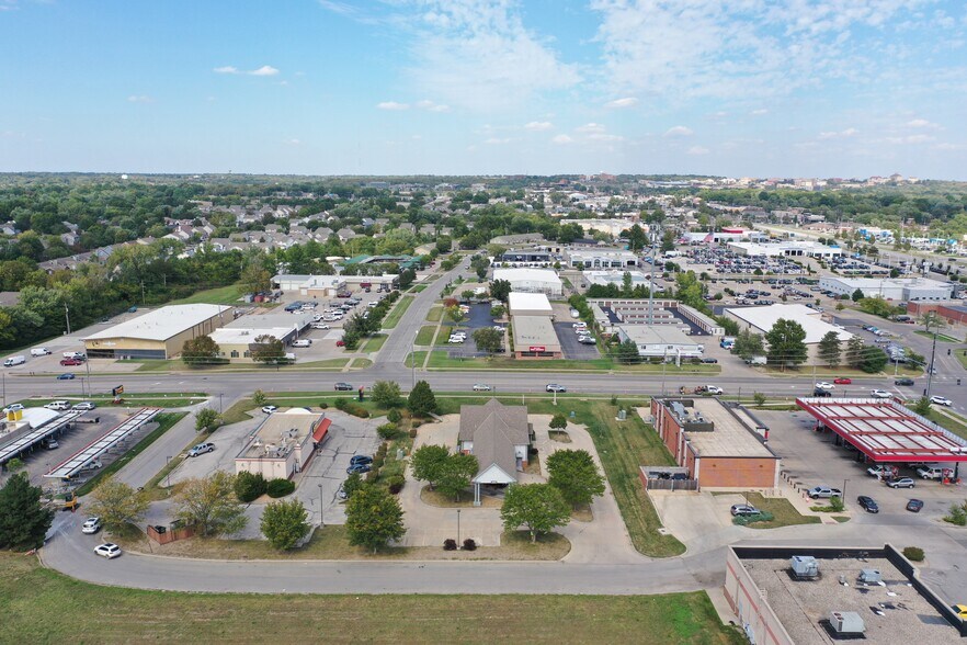 More Photos Of 2221 W 31st St, Lawrence Bank For Lease