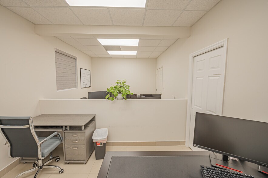 More Photos Of 20810-20818 W Dixie Hwy, Miami Medical For Sale