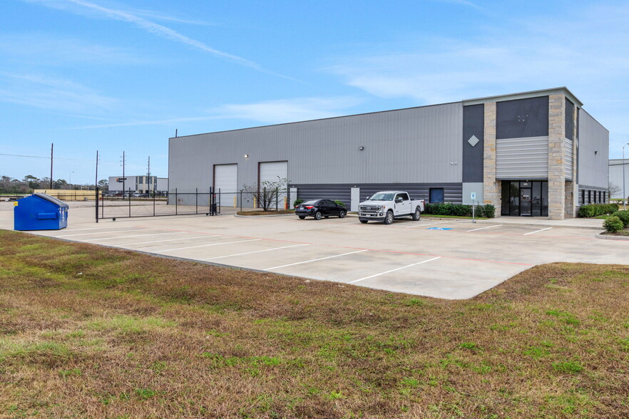 More Photos Of 8110 Parkside Ave, Baytown Warehouse For Sale