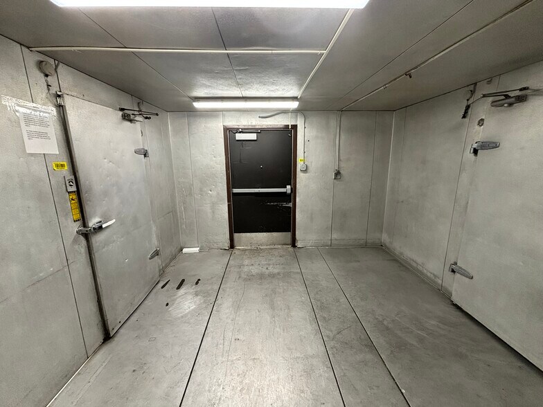 More Photos Of 1302 N 24th St, Clear Lake Fast Food For Lease