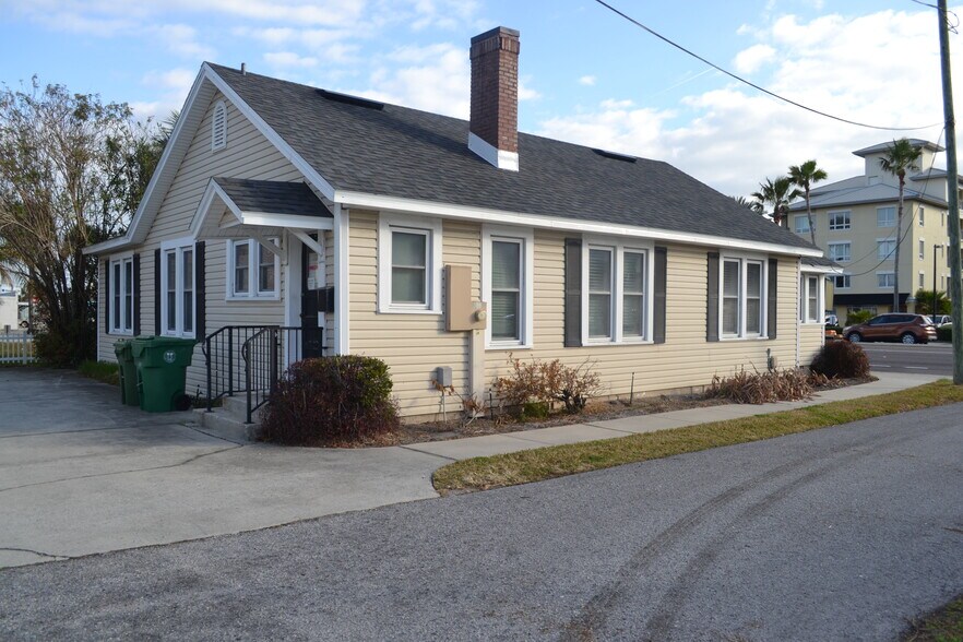 More Photos Of 522 3rd St N, Jacksonville Beach Freestanding For Lease