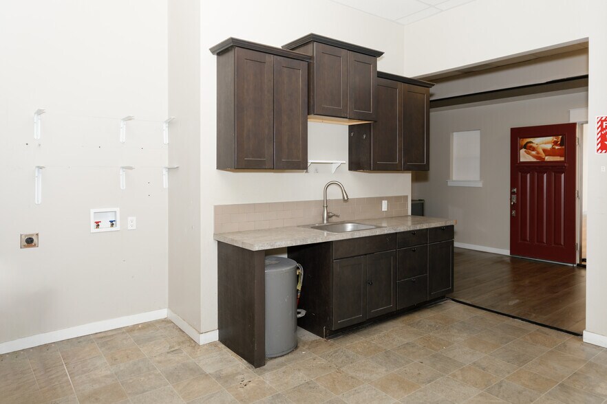 More Photos Of 2201 W Nob Hill Blvd, Yakima Freestanding For Lease