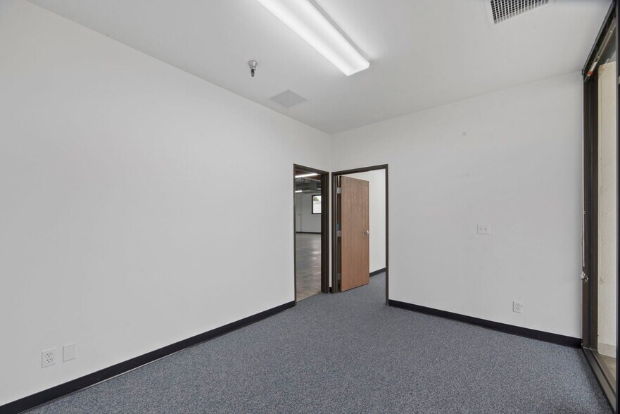 More Photos Of 1761-1765 W Oak St, Torrance Warehouse For Lease