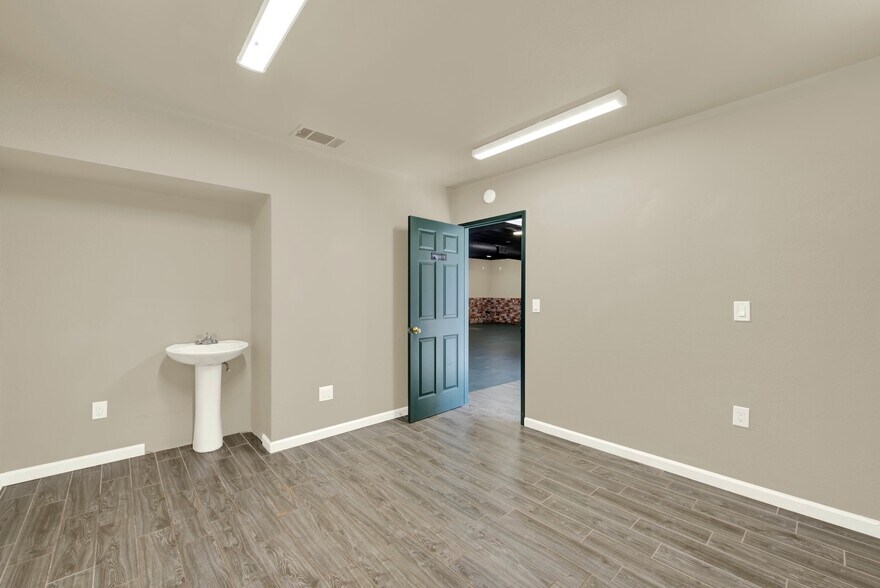 More Photos Of 124 S Porter Rd, Dixon Service For Sale