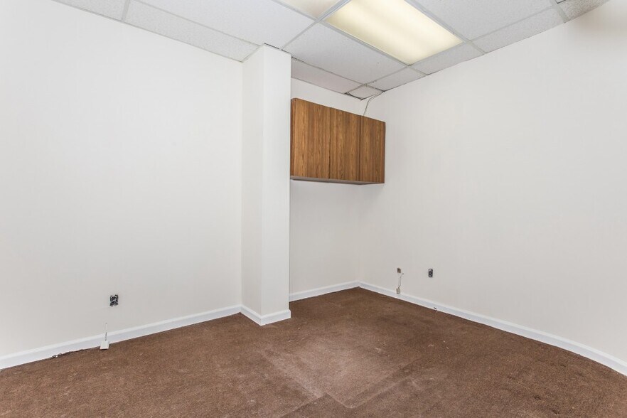 More Photos Of 191 Forest Ave, Locust Valley Storefront Retail Office For Sale