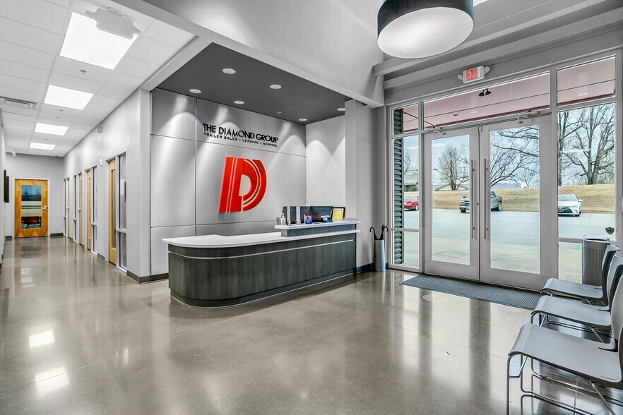 More Photos Of 438 Mayfield Rd, Duncan Flex For Sale