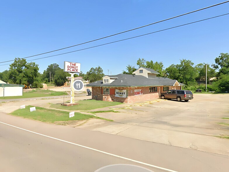 More Photos Of 520 W Broadway, Seminole Flex For Sale