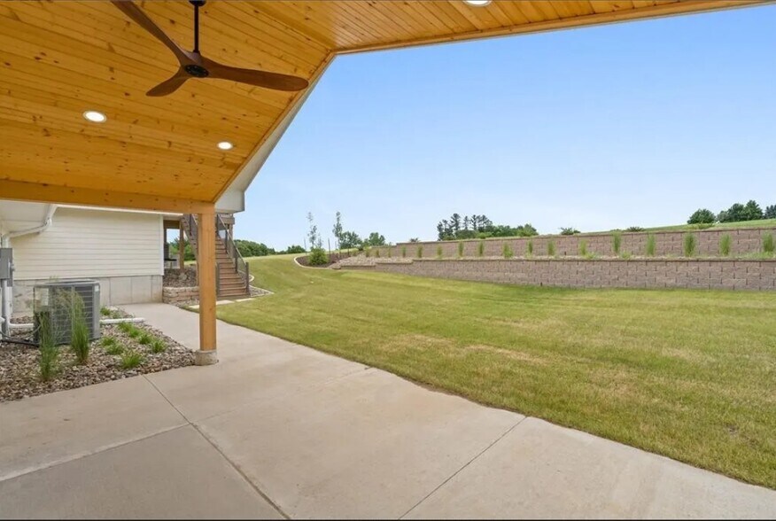 More Photos Of 1805 S 8th Ave E, Newton Specialty For Sale