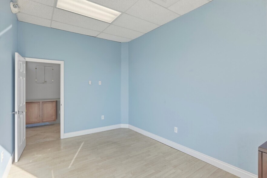 More Photos Of 15661 San Carlos Blvd, Fort Myers Medical For Lease