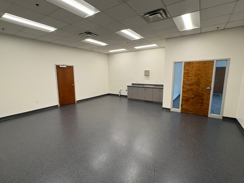 More Photos Of 7575 Ponce de Leon Cir, Atlanta Warehouse For Lease