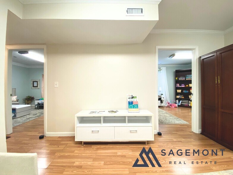 More Photos Of 1226 Lakeview Dr, Franklin Loft Creative Space For Sale