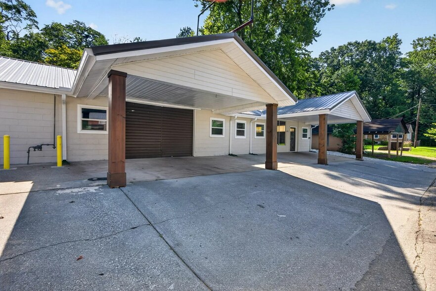 More Photos Of 520 Reinhardt College Pky, Canton Auto Repair For Lease
