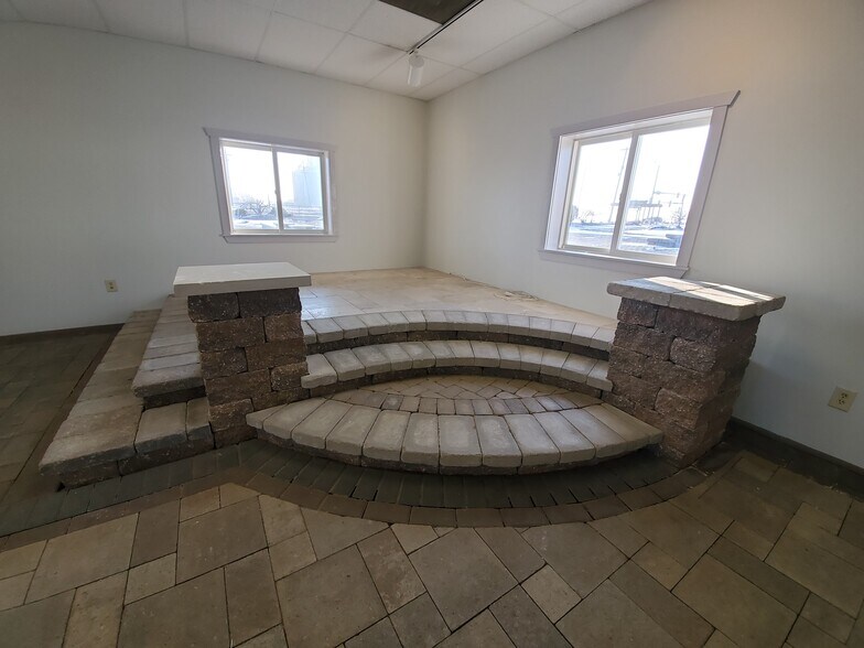 More Photos Of 1804 N Towanda Barnes Rd, Bloomington Flex For Lease