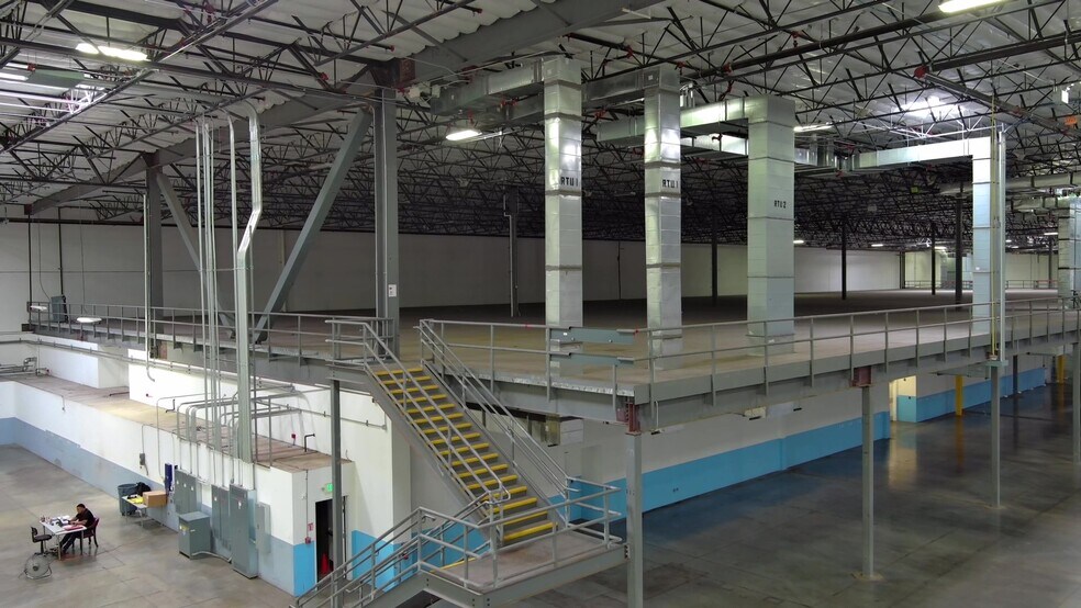 More Photos Of 5835 E Ann Rd, Las Vegas Distribution For Lease