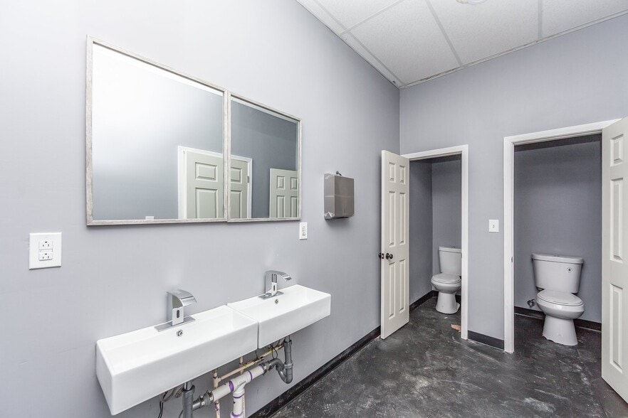 More Photos Of 600 Market, Bolivar Self Storage For Sale