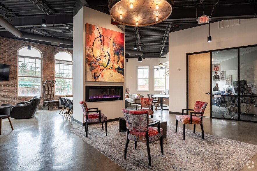 More Photos Of 129 S Main St, Grapevine Storefront Retail Office For Lease