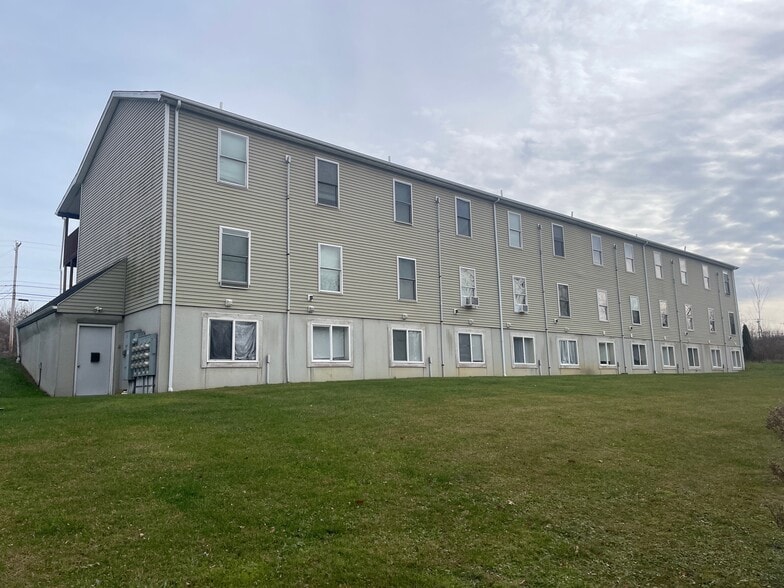 Primary Photo Of 321 Grove City Rd, Slippery Rock Apartments For Sale