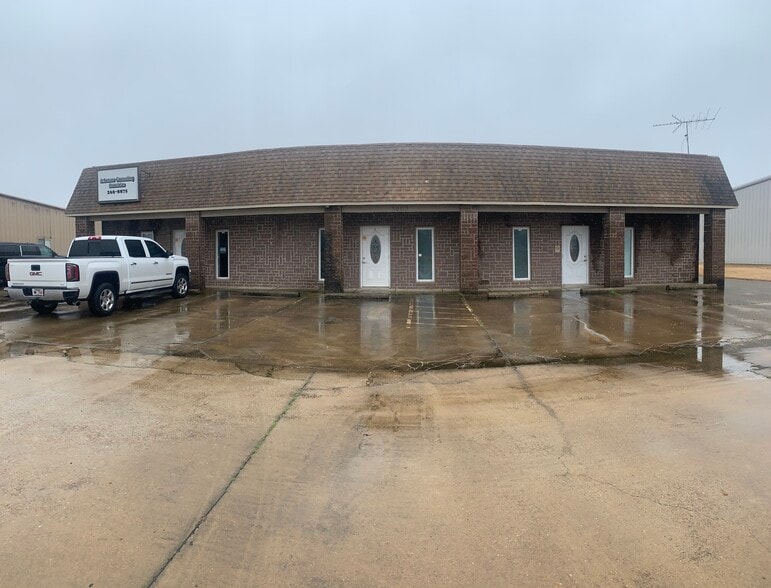 More Photos Of 3009 Turman Dr, Jonesboro Office For Lease