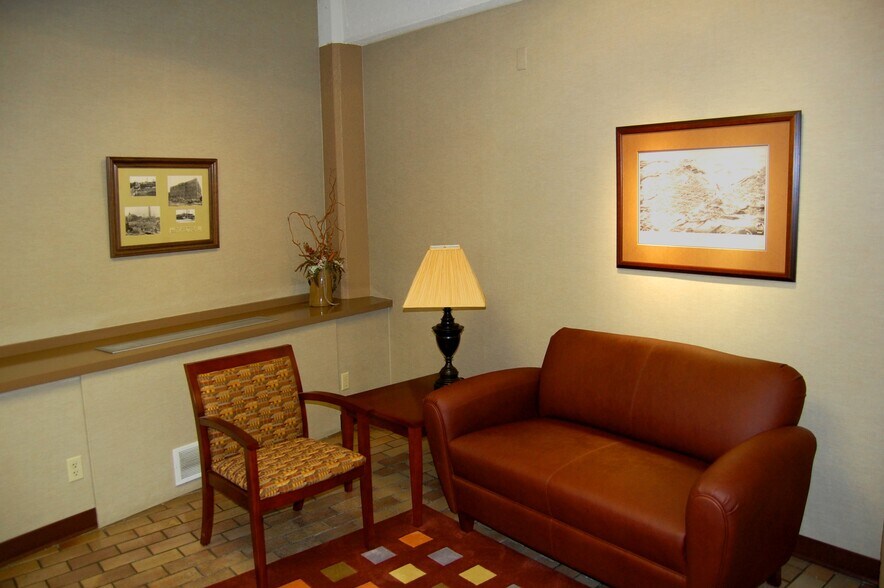 More Photos Of 101 W Coates St, Moberly Office For Lease