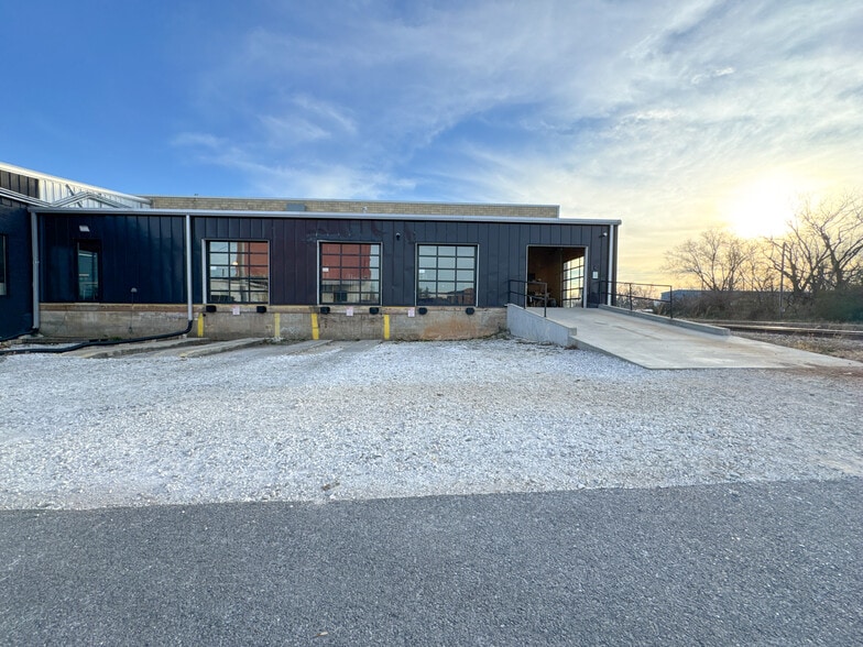 More Photos Of 600 S 1st St, Rogers Warehouse For Lease