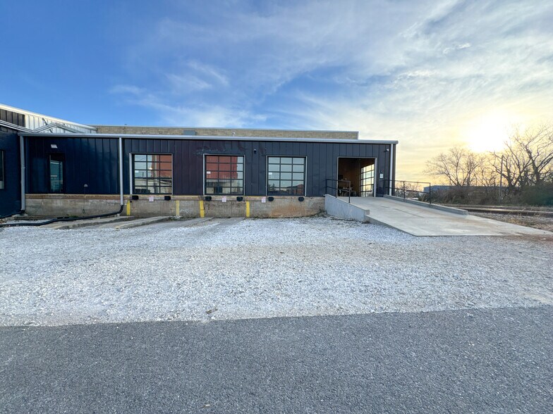 More Photos Of 600 S 1st St, Rogers Warehouse For Lease