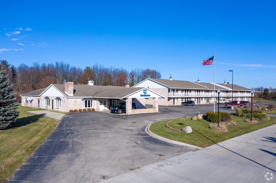 Primary Photo Of 10087 E Highland Rd, Hartland Hotel For Sale