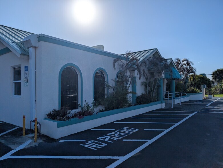 More Photos Of 2425 Pineapple Ave, Melbourne Office For Lease