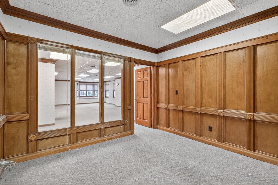 More Photos Of 638 Main St, Columbia Office For Sale