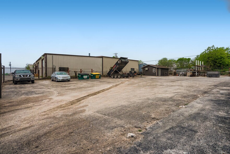 More Photos Of 11204 Bluff Bend Dr, Austin Light Manufacturing For Sale