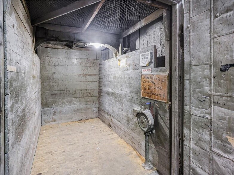More Photos Of 918 Rickenbach St, Pittsburgh Warehouse For Sale
