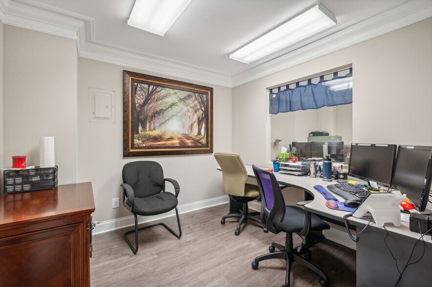 More Photos Of 4228 Main St, Oakwood Showroom For Lease
