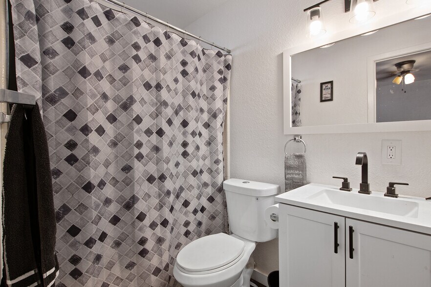 More Photos Of 2011 N 51st St, Phoenix Apartments For Sale