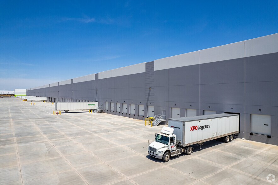 More Photos Of 6801 N Cotton Ln, Glendale Distribution For Lease