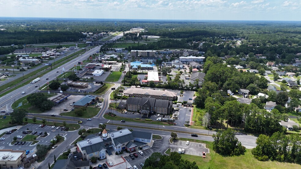 More Photos Of 135 The Lakes Blvd, Kingsland Hotel For Sale