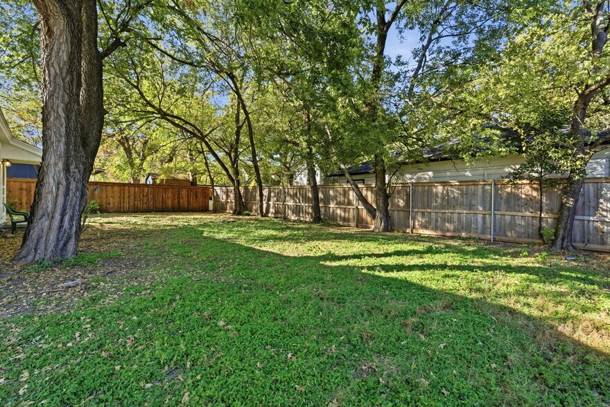 More Photos Of 112 W Akard St, Weatherford Flex For Sale