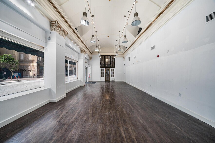 More Photos Of 25 SE 2nd Ave, Miami Office For Lease