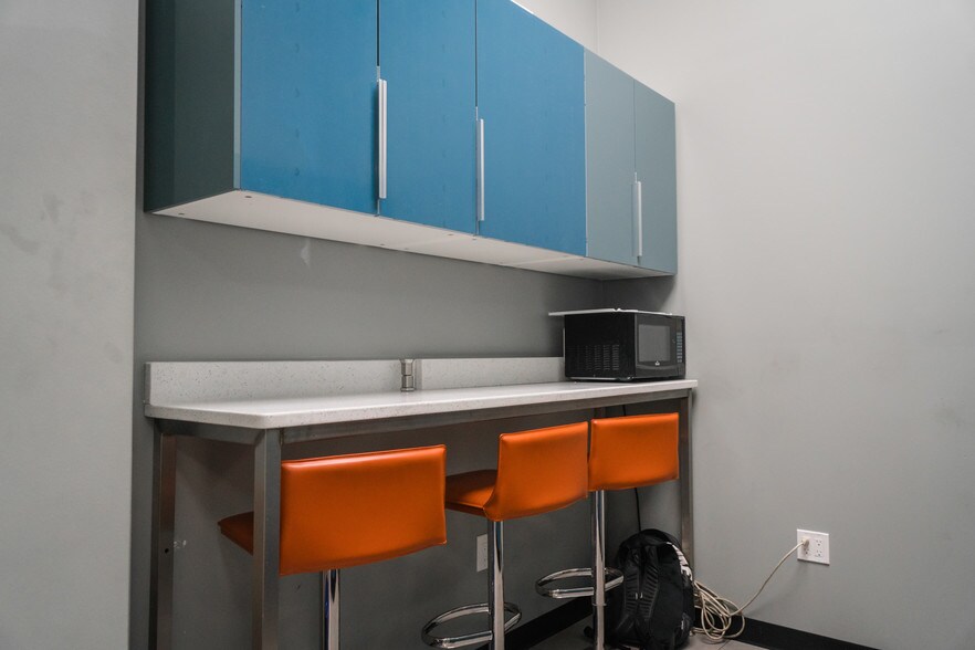 More Photos Of 2866 Roosevelt Blvd, Clearwater Showroom For Sale