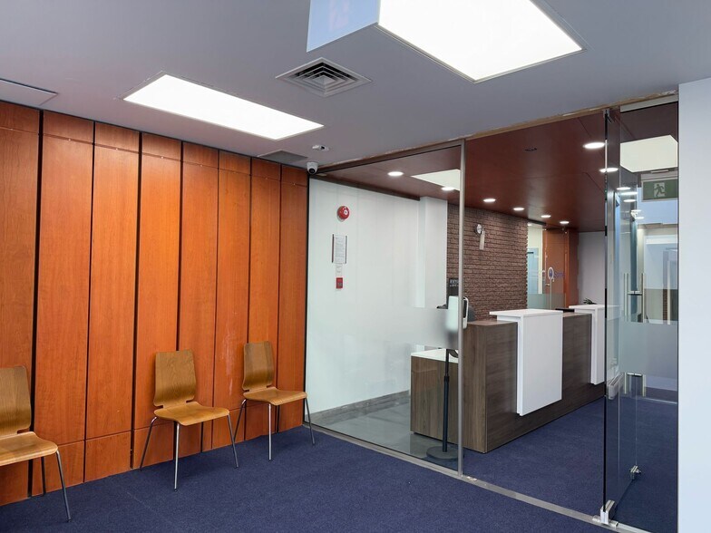 More Photos Of 3858-3870 Notre-Dame, Laval Office For Sale