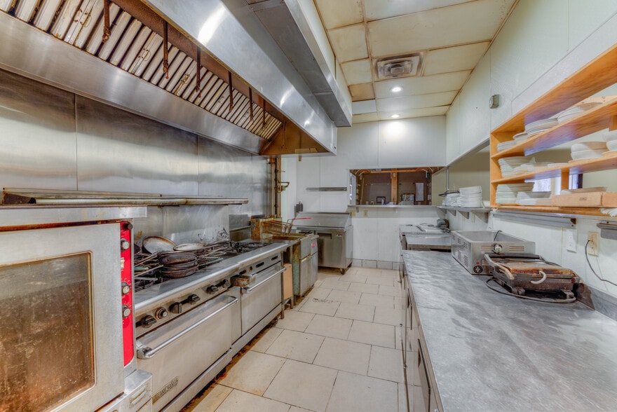 More Photos Of 940-942 S Cooper St, Memphis Storefront For Lease