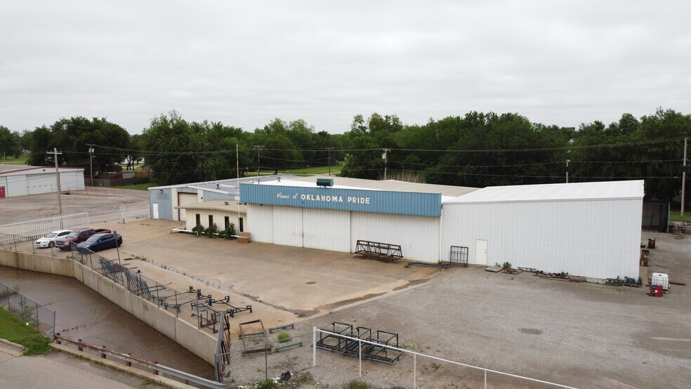 More Photos Of 1301 S 3rd St, Chickasha Distribution For Lease