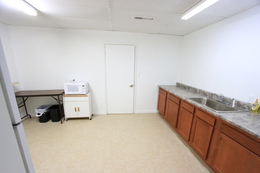 More Photos Of 108 SE 6th St, Abilene Specialty For Sale