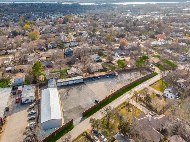 More Photos Of 708 E Hundley Dr, Lake Dallas Warehouse For Lease