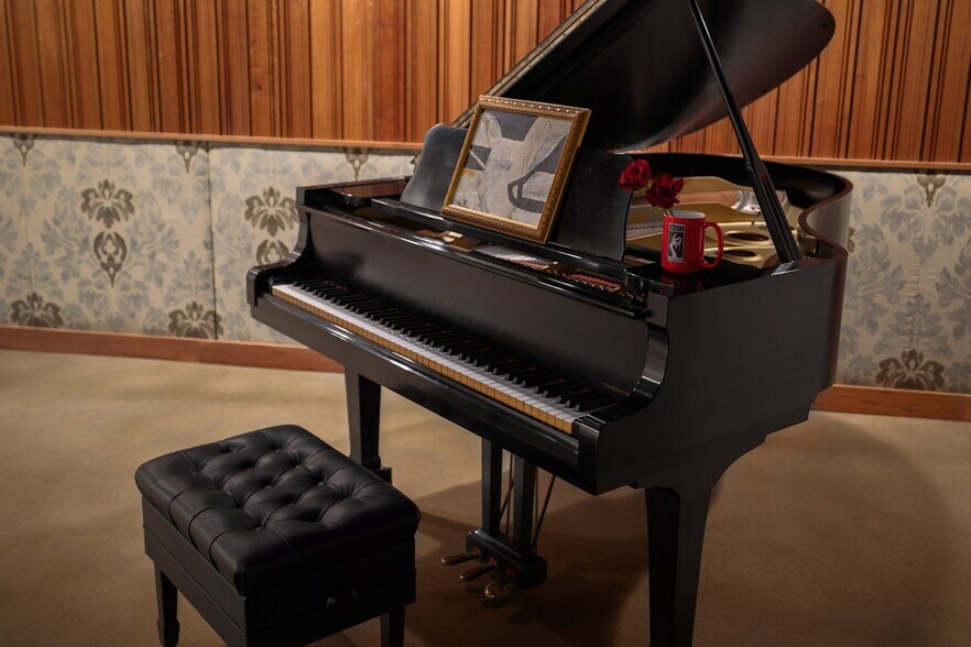 More Photos Of 2205 E 12th St, Austin Movie Radio TVStudio For Sale