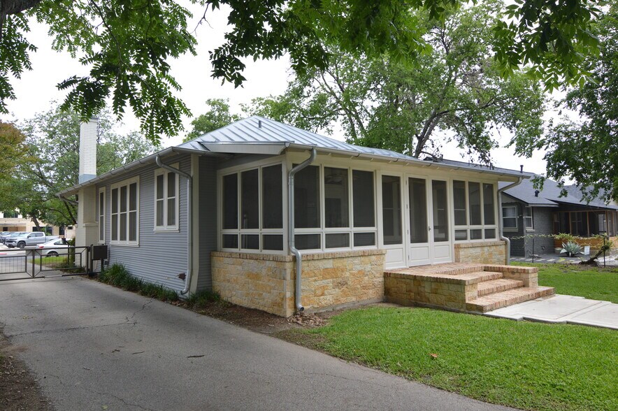 More Photos Of 117 Rosewood Ave, Boerne Storefront Retail Office For Sale