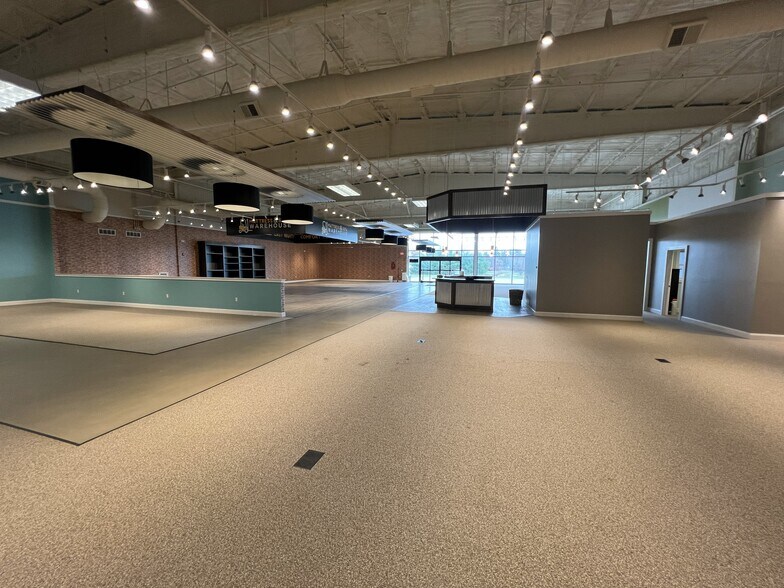 More Photos Of 105 Gallery Ln, Morristown General Retail For Lease